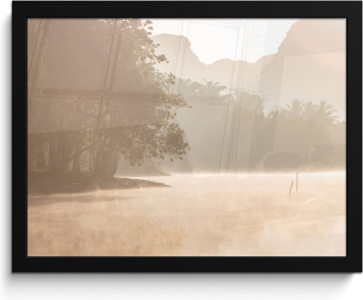 FrameYourWall Poster in lijst - Fotolijst 40x30 cm - Posters - Landschap - Bos - Water - Mist - Beige - Posterlijst zwart - Wanddecoratie badkamer - Muurdecoratie WC - Decoratieve accessoires - Toilet muur decoratie Beige - Landschap