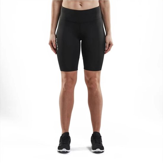 Vrouw in zwarte sporttight met wit 'Craft' logo op de zijkant.