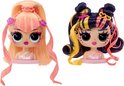 Twee L.O.L. Surprise! stylinghoofden: één met langoranje haar, de ander met donker haar met gele en roze highlights.