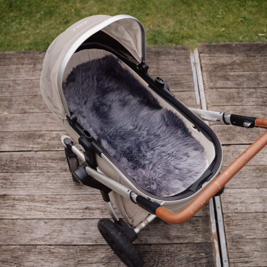 WOOOL Schapenvacht 2-in-1 Kinderwagen Buggy - WOOLA (Grijs) - Inleg & Opleg - 100% Echte Schapenvacht - Klassieke Wol - Veilig, ECO & Duurzaam van WOOOL — afbeelding 2