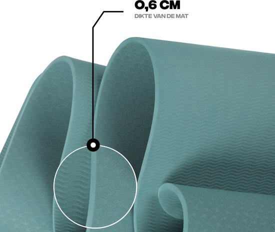 Dikke turquoise yogamat van 0,6 cm, met textuur opgerold.