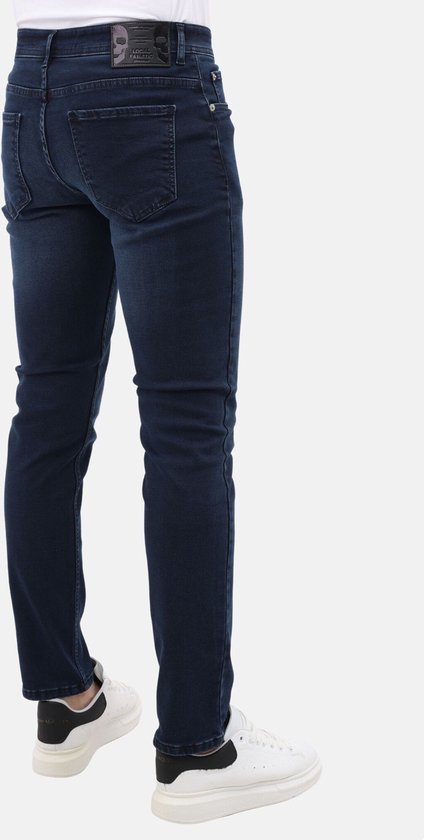 Achterkant van blauwe stretch jeans met regular fit voor heren. Gedragen met witte sneakers.