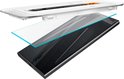 Exploded view: Spigen installatieframe, screenprotector en zwarte Samsung Galaxy S24 Ultra.