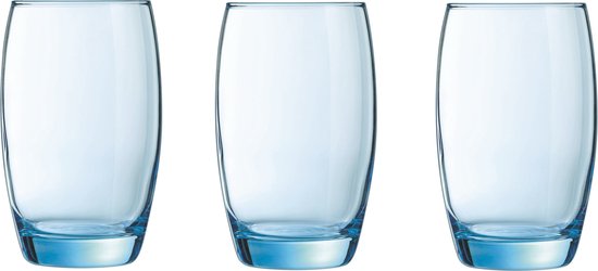 Trois verres bleus transparents vides, larges en haut, s'effilant vers la base.