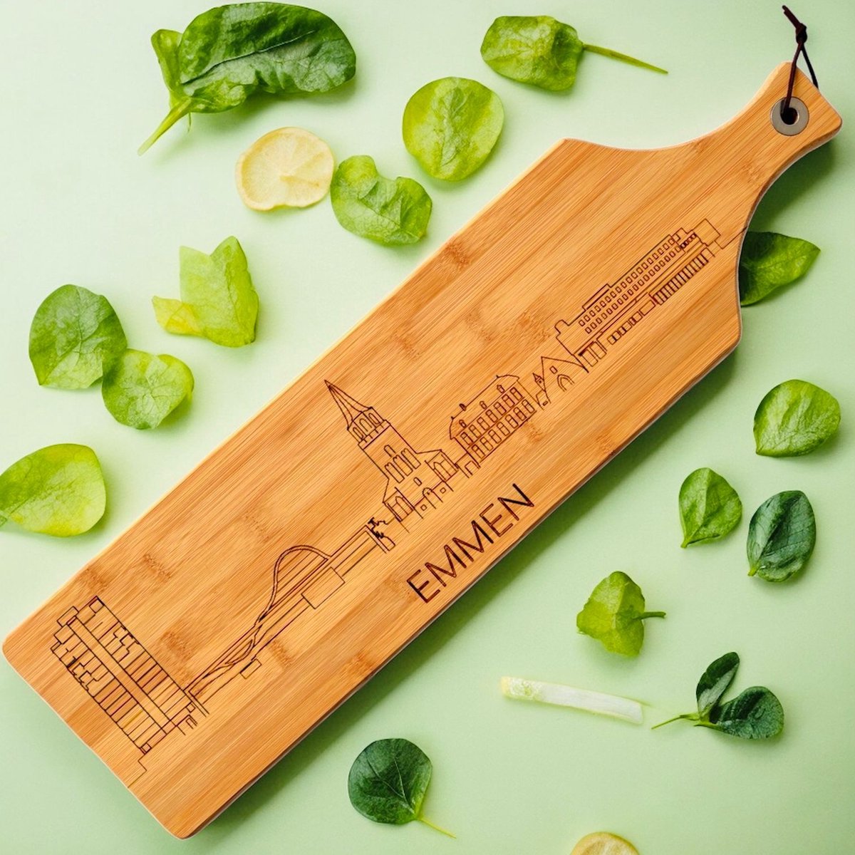 Out-Lines - Serveerplank met skyline van Emmen - Bamboe - 60x16cm - Borrelplank Gravering