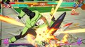 Android 16 slaat een tegenstander met een krachtige aanval. Groene en oranje explosies.