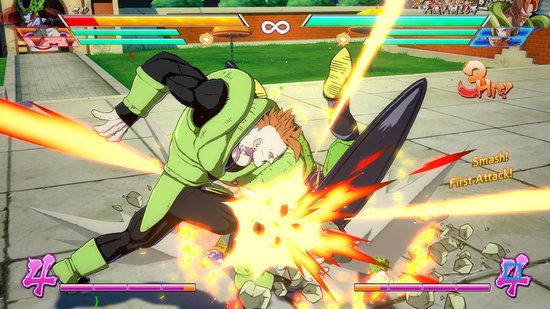 Android 16 slaat een tegenstander met een krachtige aanval. Groene en oranje explosies.