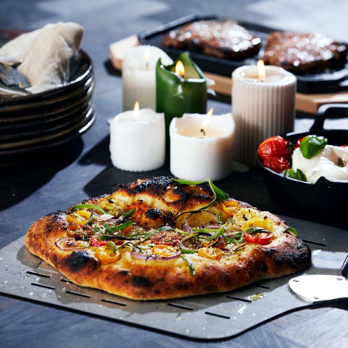 Pierre à Pizza Kesper En Céramique Cordiérite - 33 Cm, Résiste à 500°C, Avec Poignées Métal - Pour Four Et Barbecue