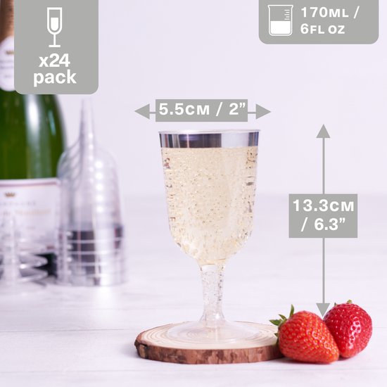 Duidelijk plastic wijnglas met zilveren rand, gevuld met champagne, met afmetingen.