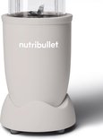 Close-up van de gebogen voet en rubberen pootjes van een linnen beige Nutribullet.