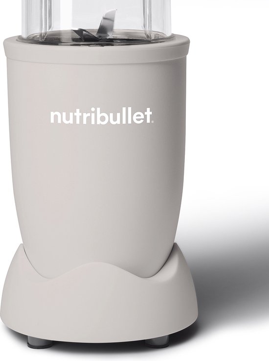 Close-up van de gebogen voet en rubberen pootjes van een linnen beige Nutribullet.