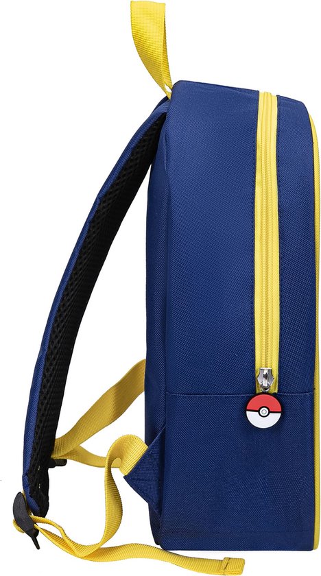 Zij-aanzicht van een donkerblauwe rugzak met gele accenten, inclusief een Pokémon-bal ritslip.