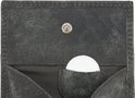 Grijze leren portemonnee detail van het open muntvak met knoopsluiting en munt.