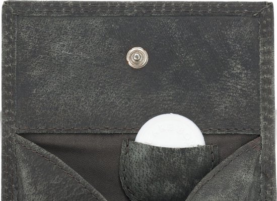 Grijze leren portemonnee detail van het open muntvak met knoopsluiting en munt.