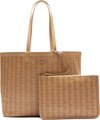 Sac cabas écureuil clair avec monogramme et pochette assortie à côté.