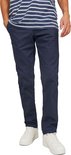 Onderlichaam van een man met gestreept blauw-wit T-shirt en donkerblauwe chino broek.