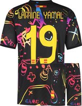 Zwart voetbaltenue met Lamine Yamal 19, Spanje-wapen en veelkleurige gaming-print op shirt en shorts.