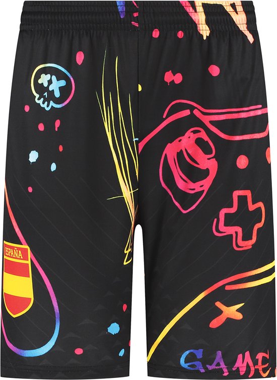 Zwarte voetbalbroek met veelkleurige graffiti-stijl opdruk van gamecontrollers en España-logo.