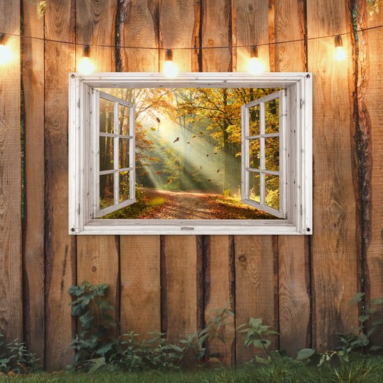 Een open houten raam met een bosweg in herfstkleuren, hangend aan een houten schutting met lichtslinger erboven.