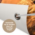 Detail van een tuinposter met ophangring, makkelijk op te hangen.