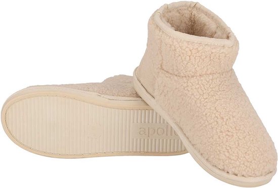 Paar offwhite teddy enkellaars pantoffels, zijaanzicht en onderkant met Apollo logo.