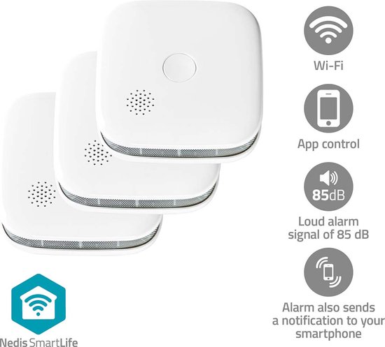 Drie witte, vierkante rookmelders met afgeronde hoeken. Rechts staan iconen voor WiFi, app-bediening, 85 dB luid alarm en smartphone melding.