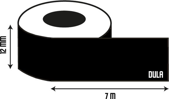 Een rol zwarte labeltape, 12 mm breed en 7 m lang.