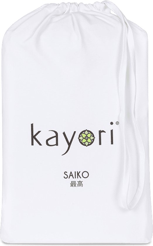 Witte stoffen opbergzak met trekkoord en het Kayori Saiko logo in het midden.