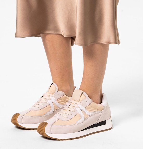 Manfield - Dames - Beige suède sneaker met leren details - Maat 40