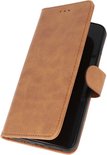 Bruin telefoonhoesje in boekstijl, deels geopend om de telefoon te tonen.
