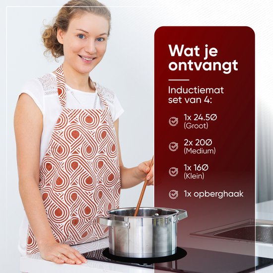 Une femme souriante portant un tablier remue une casserole. Set de 4 tapis d'induction : 1x Ø 24,50 (Grand), 2x Ø 20 (Moyen), 1x Ø 16 (Petit), 1x crochet de suspension.