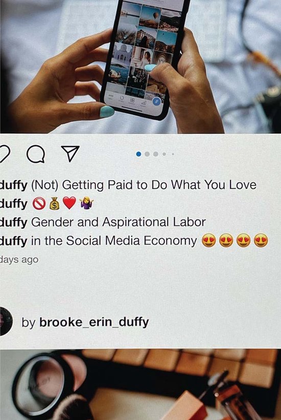 Telefoon met Instagram-post: '(Not) Getting Paid to Do What You Love'