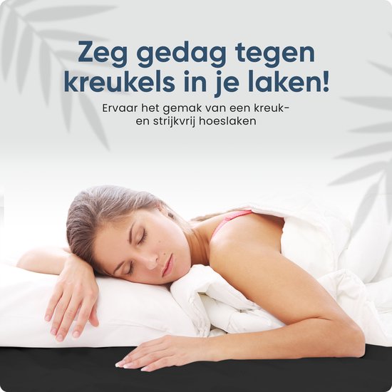 Vrouw slaapt op een wit kussen op een zwart bed, met de tekst 'Zeg gedag tegen kreukels in je laken!'