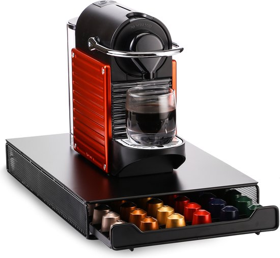 Porte-capsules Nespresso noir avec tiroir extractible, surmonté d'une machine Nespresso noire et orange. Rempli de capsules Nespresso colorées.