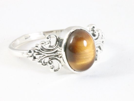 Zilveren ring met een ovale, bruin gestreepte tijgeroogsteen. De zetting is bewerkt met sierlijke krullen.