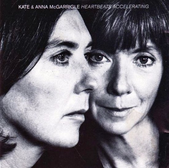 Close-up van de gezichten van Kate en Anna McGarrigle op de albumhoes.
