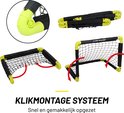 Montageinstructies voor een voetbaldoel: een detail van de connector, een opgevouwen doel, en twee manieren om het doel op te zetten. Tekst: 'KLIKMONTAGE SYSTEEM'.
