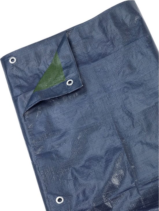 Gevouwen blauw afdekzeil met groene binnenzijde en ringen.