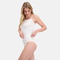 Zijaanzicht van model in witte Bamboo Basics set met hemdje en slip, voorzien van het Bamboo Basics logo.