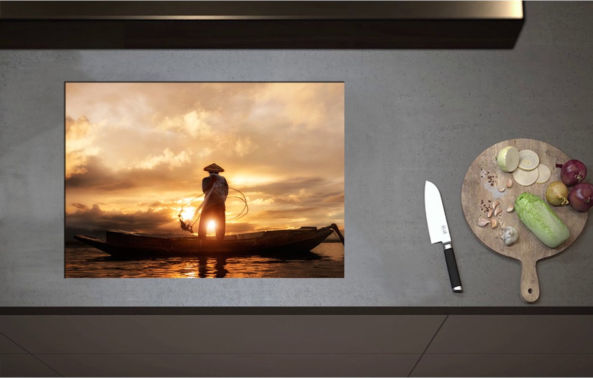 Inductieplaat Beschermer - Achteraanzicht van Visser op Houten Vissersbootje bij Zonsondergang - 71x50 cm - 2 mm Dik - Inductie Beschermer - Bescherming Inductiekookplaat - Kookplaat Beschermer van Zwart Vinyl