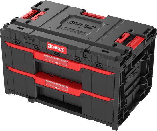 Zwarte gereedschapskoffer van Qbrick System met rode accenten en twee laden, schuin van voren.