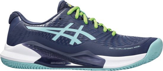Rechterzijaanzicht van de ASICS Gel-Challenger Padel schoen in marineblauw met lichtblauw logo en witte zool.