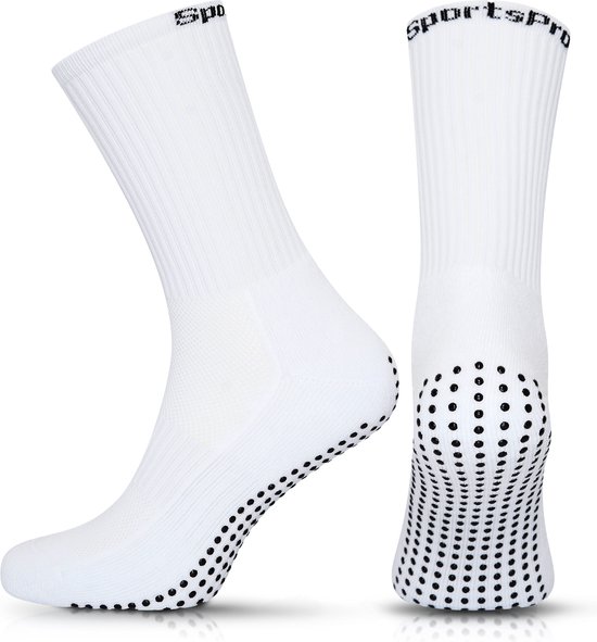 Une paire de chaussettes à picots SportsPro blanches avec des picots noirs sous le pied et sur le talon.