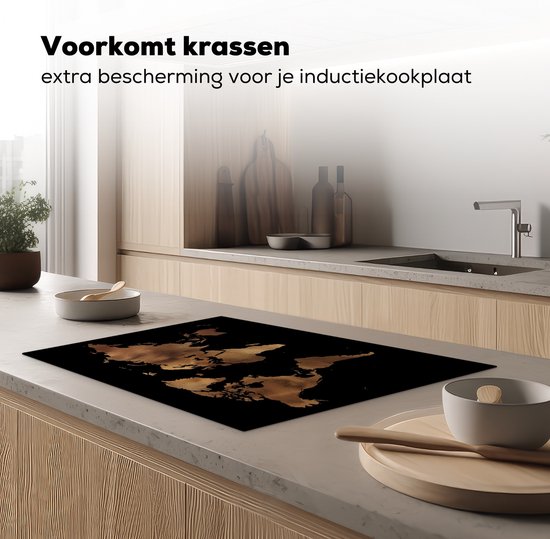 Zwarte inductiebeschermer met wereldkaartprint op een kookplaat in een moderne keuken.