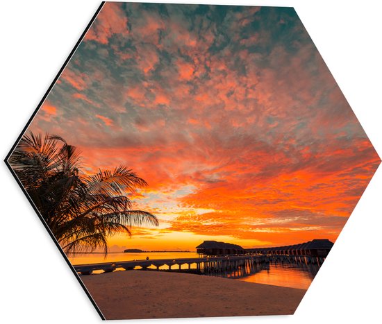 Dibond Hexagon - Zonsondergang op het Strand met Palmbomen en Paalwoningen - 40x34.8 cm Foto op Hexagon (Met Ophangsysteem)