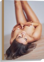 Hout - Lachende Sexy Naakte Vrouw met Handen op Borsten - 40x60 cm - 9 mm dik - Foto op Hout (Met Ophangsysteem)