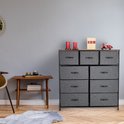Dressoir met 9 grijze lades, houten top en zwart metalen frame, in een woonkamer.