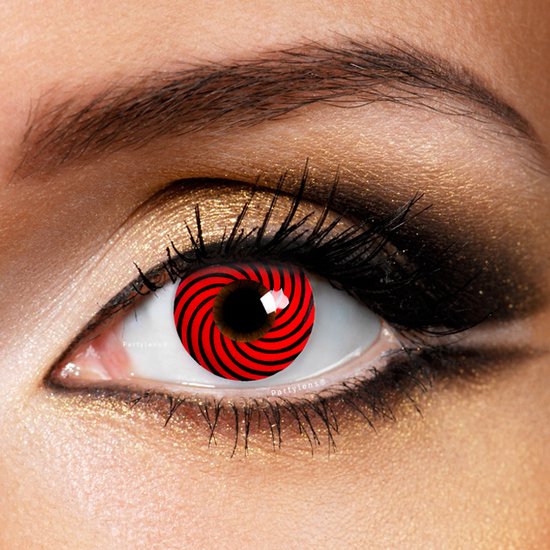 Oog met Partylens Spinning Red kleurlens. De lens heeft rode en zwarte spiraalvormige lijnen.