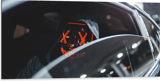 WallClassics - Dibond - Man met Masker met Rode Details in Auto - 100x50 cm Foto op Aluminium (Wanddecoratie van metaal)