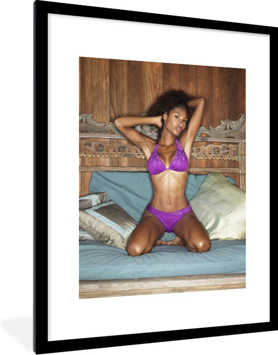Fotolijst incl. Poster - Jonge vrouw die in een paarse bikini voor de camera poseert - 60x80 cm - Posterlijst